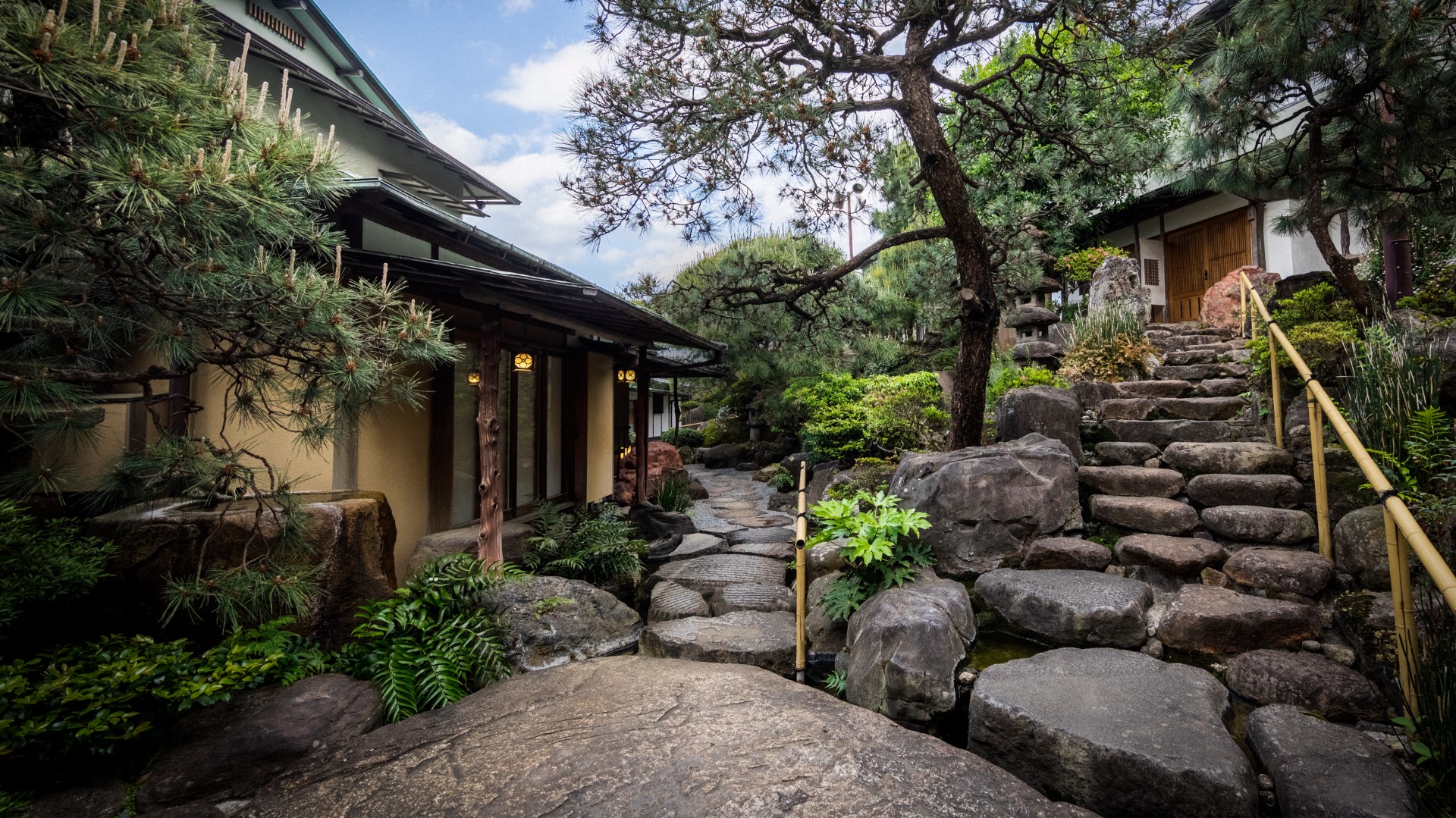 あたみ石亭の正社員 仲居の求人情報イメージ1